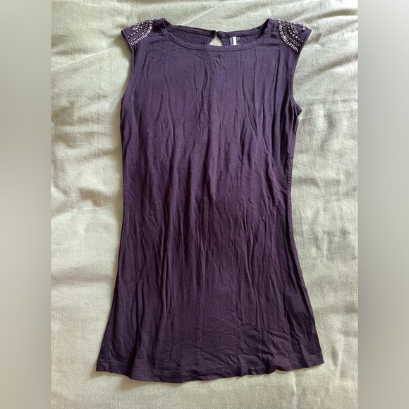 Elegant Black Sleeveless Top with Embellished Shoulders - Picture 7 of 7